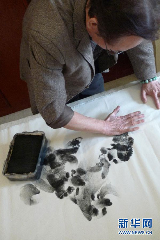 Chinese palmprint painting artist Zhang Baohua