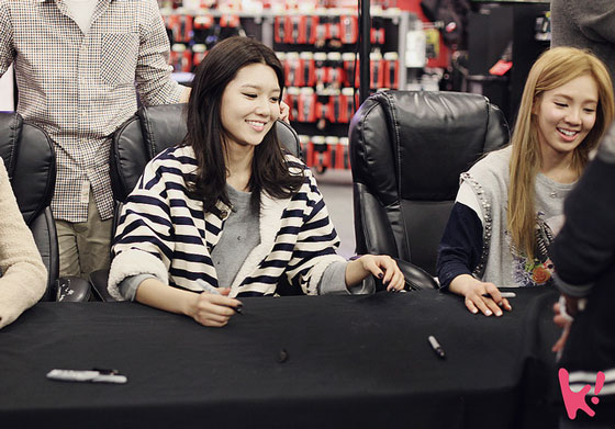 SNSD Sooyoung US fan signing