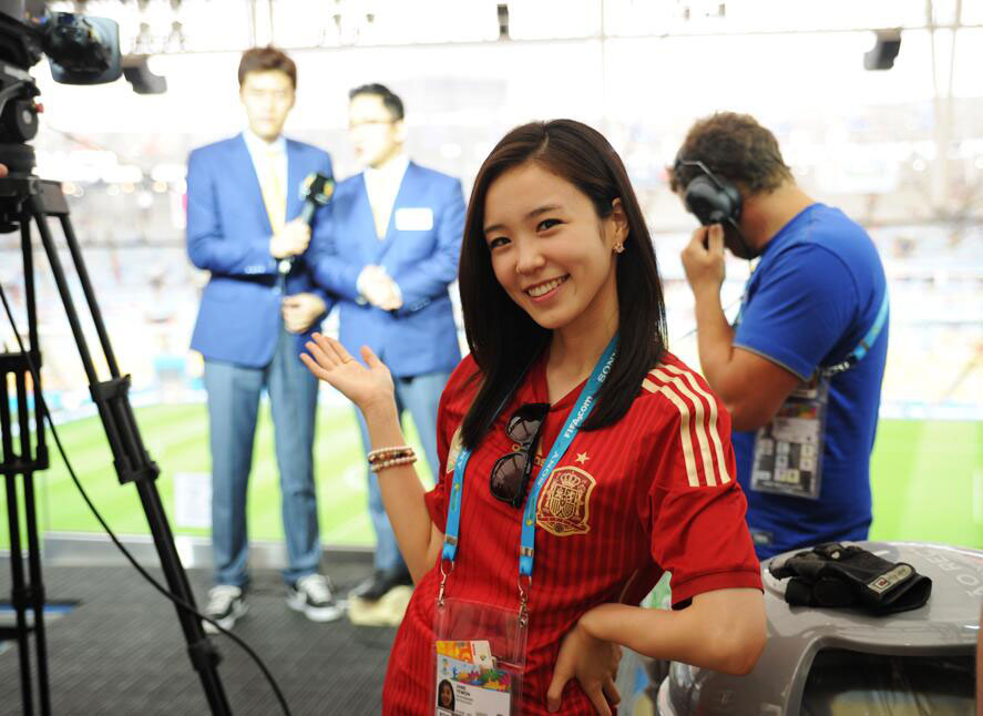 Korean announcer Jang Yewon Spanish kit