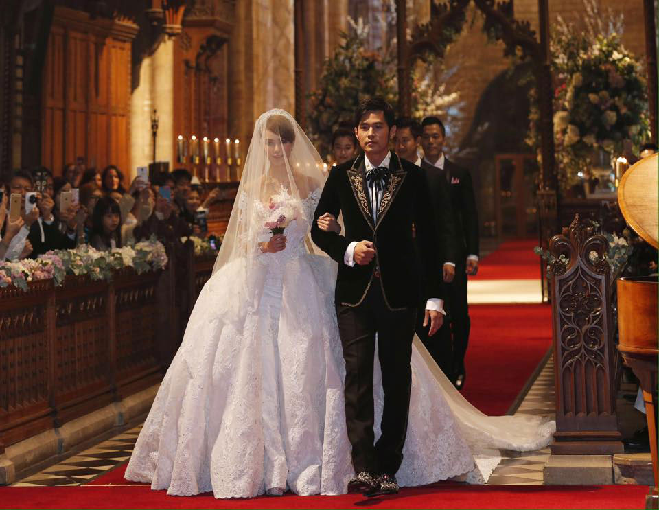 Jay Chou marries Hannah Quinlivan in England
